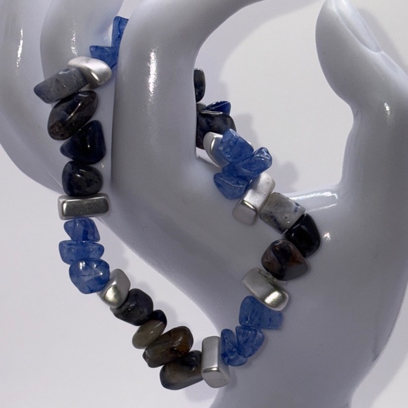 Handmade Jewelry - Natural Blue Stone Chip Stretch Bracelet - Boho Silver Accent